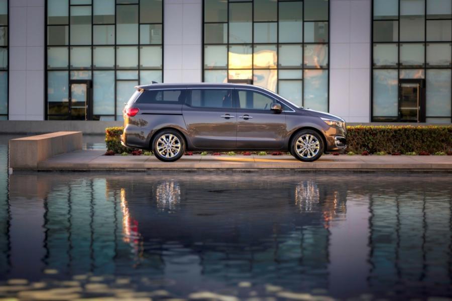  Kia Sedona SXL 2015 года  (фото 10 из 75)